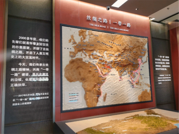 宣絨布加極窄型材展板，亞克力立體字